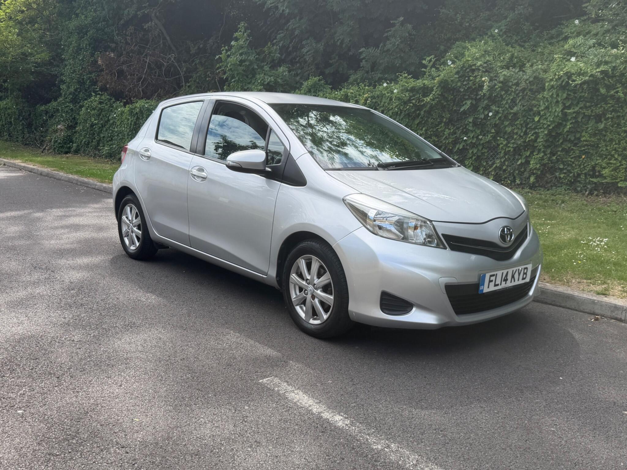 2014 Toyota Yaris thumbnail 3